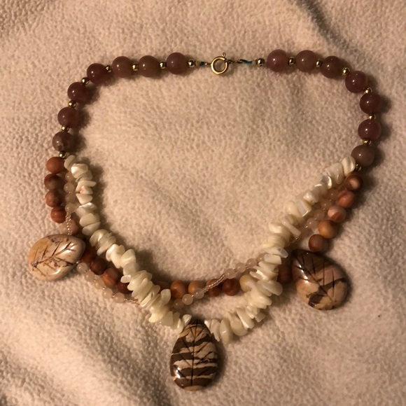 Short beaded necklace - Picture 1 of 3